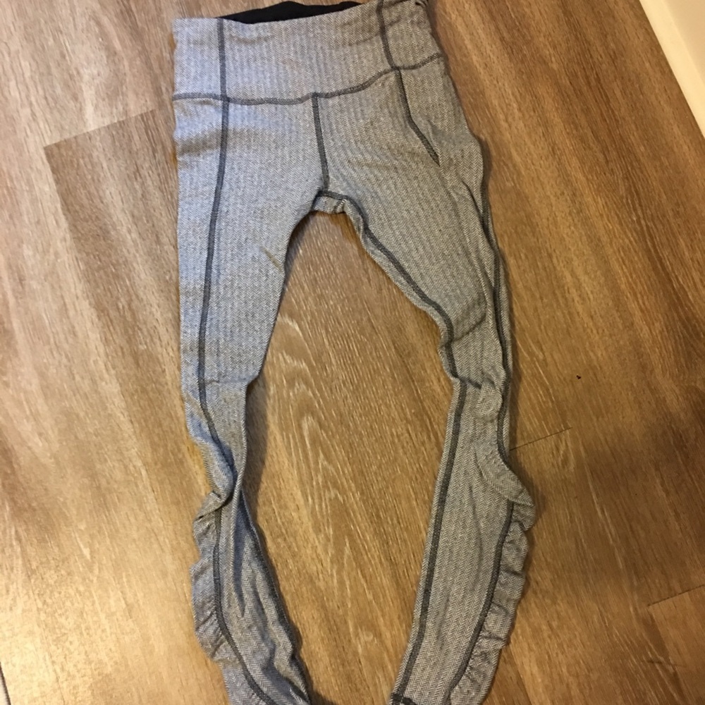 Lululemon grey and black zig zag leggings Sz 2